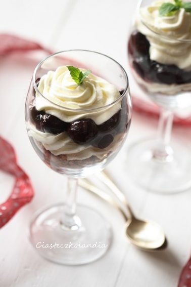 deser piernikowy z frużeliną wiśniową