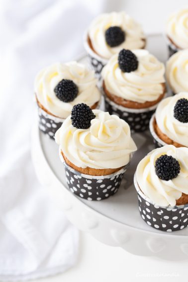 babeczki z kremem czarno- białe