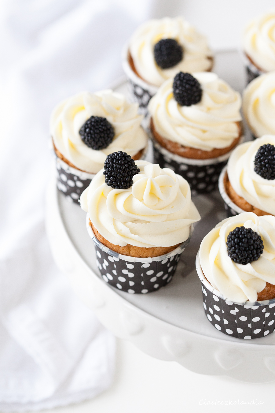 babeczki z kremem czarno- białe