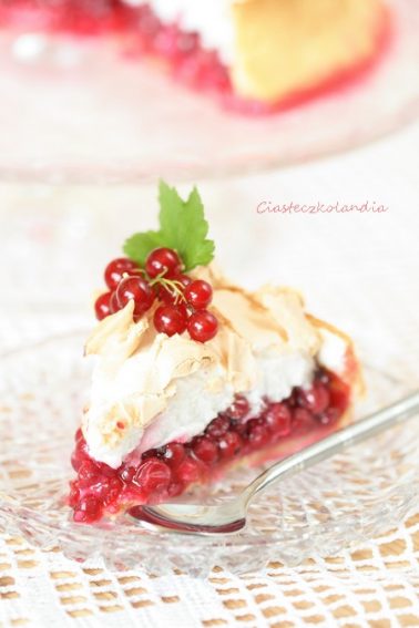 kruche ciasto z czerwoną porzeczką pod bezą