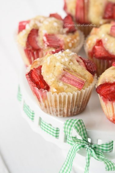 muffinki z truskawkami i rabarbarem