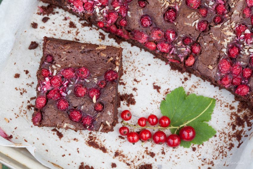 brownie z czerwoną porzeczką i kokosem