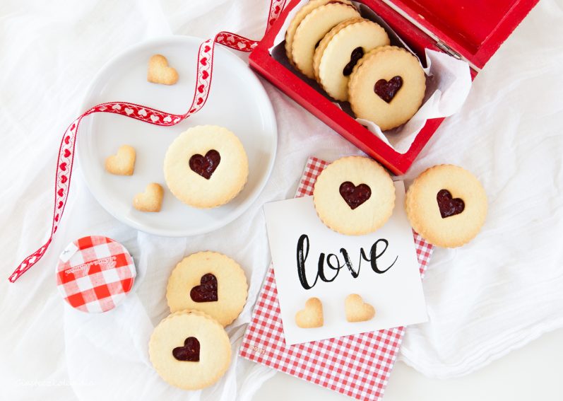 walentynkowe ciasteczka waniliowo-migdałowe z konfitura malinową (1)